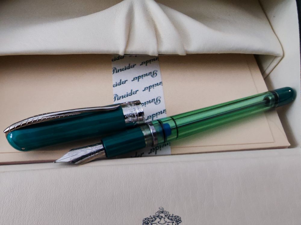 Pineider Avatar UR Kugelschreiber Forest Green – Aus Unzerbrechlichem UltraResin, Inkl. Geschenkbox & Parker-G2-Mine